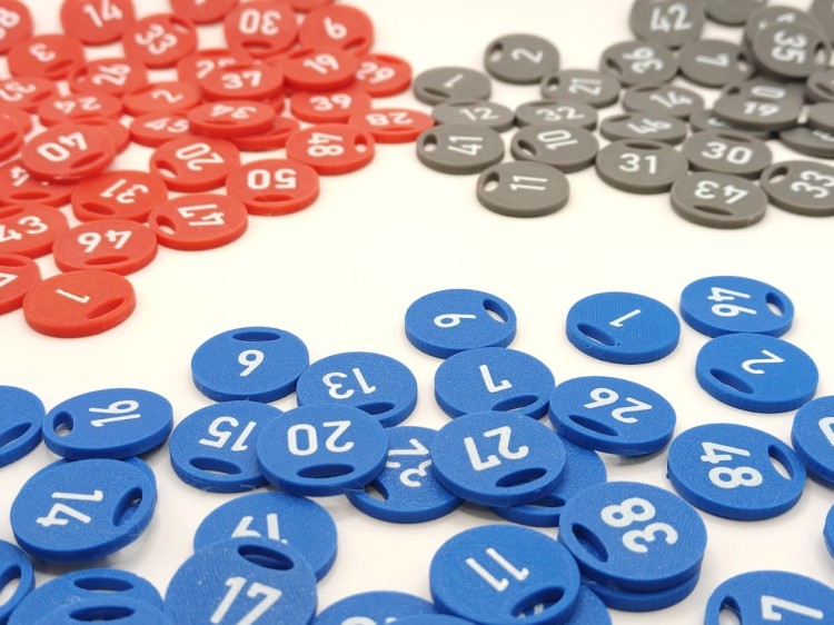 zawieszki do kluczy numerowane czerwone niebieskie szare